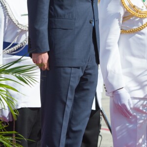 Le prince Harry inspecte la garde d'honneur à son arrivée à l'aéroport international V.C.Bird à Antigua, à l'occasion de son voyage officiel de 15 jours dans les Caraïbes. Il est accueilli par le gouverneur général Rodney Williams et le premier ministre Gaston Browne. Le 20 novembre 2016  Prince Harry arrives in Antigua on the first day of his tour of the Caribbean. 20 November 2016.20/11/2016 - Antigua