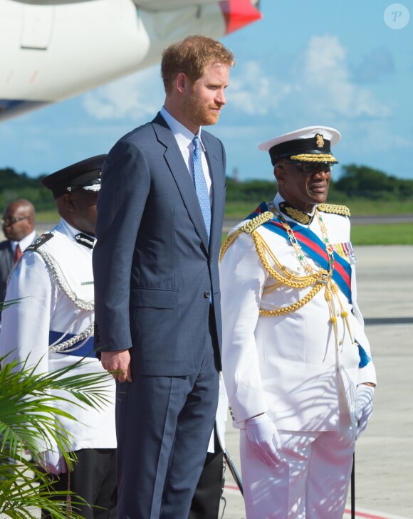Le prince Harry inspecte la garde d'honneur à son arrivée à l'aéroport international V.C.Bird à Antigua, à l'occasion de son voyage officiel de 15 jours dans les Caraïbes. Il est accueilli par le gouverneur général Rodney Williams et le premier ministre Gaston Browne. Le 20 novembre 2016  Prince Harry arrives in Antigua on the first day of his tour of the Caribbean. 20 November 2016.20/11/2016 - Antigua