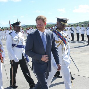 Le prince Harry inspecte la garde d'honneur à son arrivée à l'aéroport international V.C.Bird à Antigua, à l'occasion de son voyage officiel de 15 jours dans les Caraïbes. Il est accueilli par le gouverneur général Rodney Williams et le premier ministre Gaston Browne. Le 20 novembre 2016  Prince Harry arrived in Antigua on a british airways jet and was met by the governor general and prime minister of Antigua 20 November 2016.21/11/2016 - Antigua