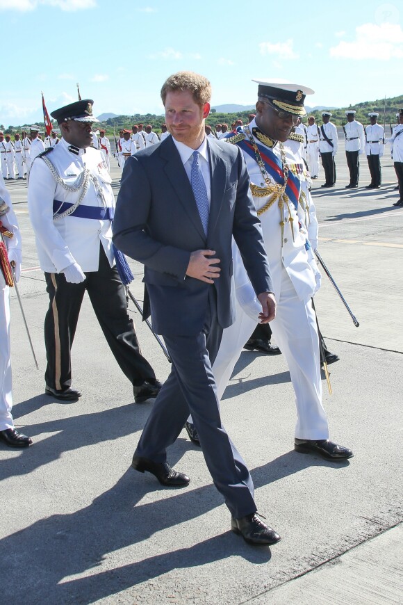 Le prince Harry inspecte la garde d'honneur à son arrivée à l'aéroport international V.C.Bird à Antigua, à l'occasion de son voyage officiel de 15 jours dans les Caraïbes. Il est accueilli par le gouverneur général Rodney Williams et le premier ministre Gaston Browne. Le 20 novembre 2016  Prince Harry arrived in Antigua on a british airways jet and was met by the governor general and prime minister of Antigua 20 November 2016.21/11/2016 - Antigua