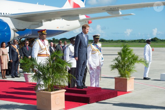 Le prince Harry inspecte la garde d'honneur à son arrivée à l'aéroport international V.C.Bird à Antigua, à l'occasion de son voyage officiel de 15 jours dans les Caraïbes. Il est accueilli par le gouverneur général Rodney Williams et le premier ministre Gaston Browne. Le 20 novembre 2016  Prince Harry arrives in Antigua on the first day of his tour of the Caribbean. 20 November 2016.20/11/2016 - Antigua