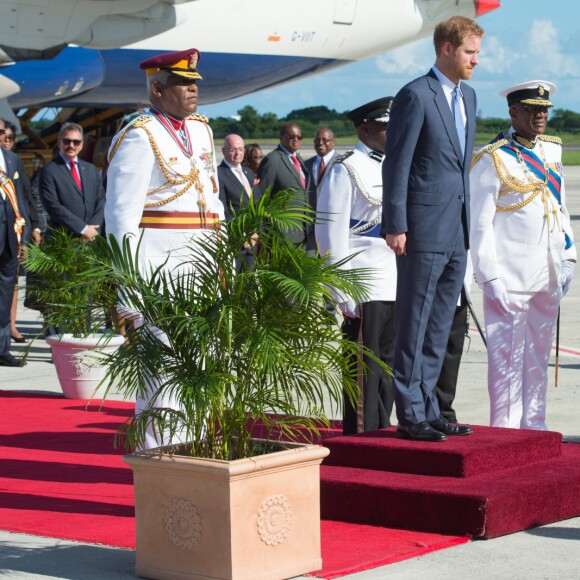 Le prince Harry inspecte la garde d'honneur à son arrivée à l'aéroport international V.C.Bird à Antigua, à l'occasion de son voyage officiel de 15 jours dans les Caraïbes. Il est accueilli par le gouverneur général Rodney Williams et le premier ministre Gaston Browne. Le 20 novembre 2016  Prince Harry arrives in Antigua on the first day of his tour of the Caribbean. 20 November 2016.20/11/2016 - Antigua