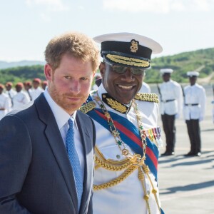 Le prince Harry inspecte la garde d'honneur à son arrivée à l'aéroport international V.C.Bird à Antigua, à l'occasion de son voyage officiel de 15 jours dans les Caraïbes. Il est accueilli par le gouverneur général Rodney Williams et le premier ministre Gaston Browne. Le 20 novembre 2016  Prince Harry arrives in Antigua on the first day of his tour of the Caribbean. 20 November 2016.20/11/2016 - Antigua