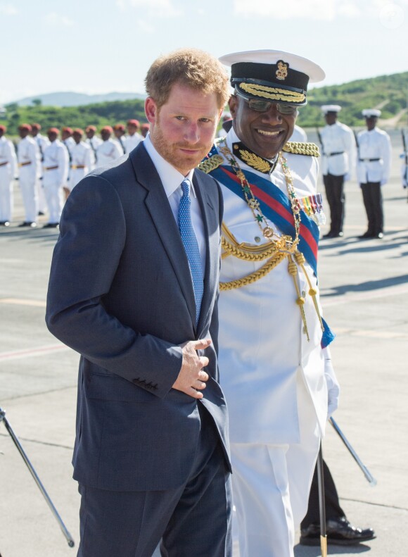 Le prince Harry inspecte la garde d'honneur à son arrivée à l'aéroport international V.C.Bird à Antigua, à l'occasion de son voyage officiel de 15 jours dans les Caraïbes. Il est accueilli par le gouverneur général Rodney Williams et le premier ministre Gaston Browne. Le 20 novembre 2016  Prince Harry arrives in Antigua on the first day of his tour of the Caribbean. 20 November 2016.20/11/2016 - Antigua