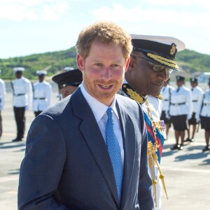 Le prince Harry inspecte la garde d'honneur à son arrivée à l'aéroport international V.C.Bird à Antigua, à l'occasion de son voyage officiel de 15 jours dans les Caraïbes. Il est accueilli par le gouverneur général Rodney Williams et le premier ministre Gaston Browne. Le 20 novembre 2016  Prince Harry arrives in Antigua on the first day of his tour of the Caribbean. 20 November 2016.20/11/2016 - Antigua