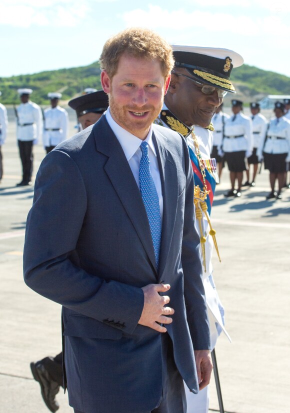 Le prince Harry inspecte la garde d'honneur à son arrivée à l'aéroport international V.C.Bird à Antigua, à l'occasion de son voyage officiel de 15 jours dans les Caraïbes. Il est accueilli par le gouverneur général Rodney Williams et le premier ministre Gaston Browne. Le 20 novembre 2016  Prince Harry arrives in Antigua on the first day of his tour of the Caribbean. 20 November 2016.20/11/2016 - Antigua