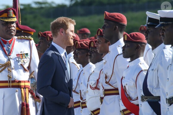 Le prince Harry inspecte la garde d'honneur à son arrivée à l'aéroport international V.C.Bird à Antigua, à l'occasion de son voyage officiel de 15 jours dans les Caraïbes. Il est accueilli par le gouverneur général Rodney Williams et le premier ministre Gaston Browne. Le 20 novembre 2016  Prince Harry arrived in Antigua on a british airways jet and was met by the governor general and prime minister of Antigua 20 November 2016.21/11/2016 - Antigua