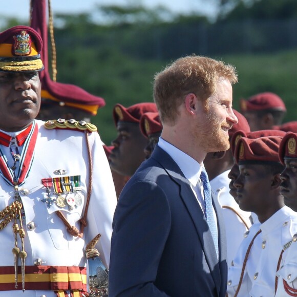 Le prince Harry inspecte la garde d'honneur à son arrivée à l'aéroport international V.C.Bird à Antigua, à l'occasion de son voyage officiel de 15 jours dans les Caraïbes. Il est accueilli par le gouverneur général Rodney Williams et le premier ministre Gaston Browne. Le 20 novembre 2016  Prince Harry arrived in Antigua on a british airways jet and was met by the governor general and prime minister of Antigua 20 November 2016.21/11/2016 - Antigua