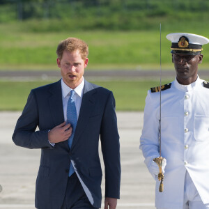 Le prince Harry inspecte la garde d'honneur à son arrivée à l'aéroport international V.C.Bird à Antigua, à l'occasion de son voyage officiel de 15 jours dans les Caraïbes. Il est accueilli par le gouverneur général Rodney Williams et le premier ministre Gaston Browne. Le 20 novembre 2016  Prince Harry arrives in Antigua on the first day of his tour of the Caribbean. 20 November 2016.20/11/2016 - Antigua