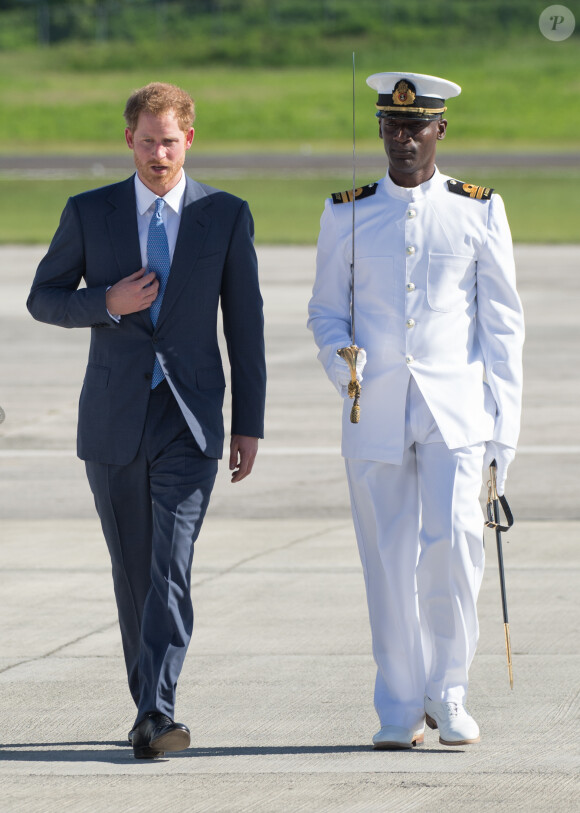 Le prince Harry inspecte la garde d'honneur à son arrivée à l'aéroport international V.C.Bird à Antigua, à l'occasion de son voyage officiel de 15 jours dans les Caraïbes. Il est accueilli par le gouverneur général Rodney Williams et le premier ministre Gaston Browne. Le 20 novembre 2016  Prince Harry arrives in Antigua on the first day of his tour of the Caribbean. 20 November 2016.20/11/2016 - Antigua