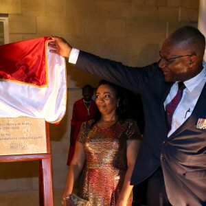 Le prince Harry a visité le "Nelson's Dockyard" à Antigua, avant de rejoindre la réception de bienvenue, organisée par le gouverneur général Rodney Williams à la Clarence House, à l'occasion de son voyage officiel de 15 jours dans les Caraïbes. Le 20 novembre 2016  Prince Harry, unvales a plaque during a welcome reception hosted by the General, His Excellency Sir Rodney Williams, at Clarence House, Antigua, at the start of his 15 day tour of the Caribbean.20/11/2016 - Antigua