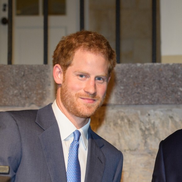 Le prince Harry a visité le "Nelson's Dockyard" à Antigua, avant de rejoindre la réception de bienvenue, organisée par le gouverneur général Rodney Williams à la Clarence House, à l'occasion de son voyage officiel de 15 jours dans les Caraïbes. Le 20 novembre 2016  Prince Harry attends a reception hosted by the Governor General, Sir Rodney Williams, at the newly renovated Clarence House on the first day of an official visit on November 20, 2016 in Antigua, Antigua and Barbuda. Prince Harry's visit to The Caribbean marks the 35th Anniversary of Independence in Antigua and Barbuda and the 50th Anniversary of Independence in Barbados and Guyana.20/11/2016 - Antigua