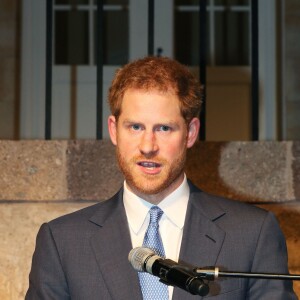 Le prince Harry a visité le "Nelson's Dockyard" à Antigua, avant de rejoindre la réception de bienvenue, organisée par le gouverneur général Rodney Williams à la Clarence House, à l'occasion de son voyage officiel de 15 jours dans les Caraïbes. Le 20 novembre 2016  Prince Harry delivers a speech during a welcome reception hosted by the Governor General, His Excellency Sir Rodney Williams, at Clarence House, Antigua, at the start of his 15 day tour of the Caribbean.20/11/2016 - Antigua