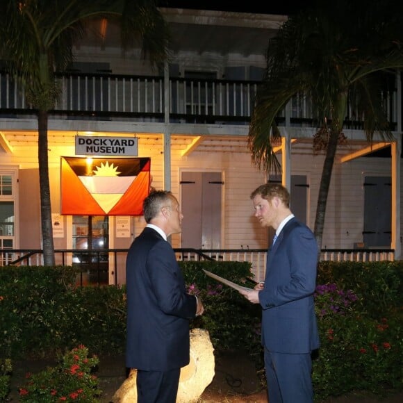 Le prince Harry a visité le "Nelson's Dockyard" à Antigua, avant de rejoindre la réception de bienvenue, organisée par le gouverneur général Rodney Williams à la Clarence House, à l'occasion de son voyage officiel de 15 jours dans les Caraïbes. Le 20 novembre 2016  Prince Harry (left) during a visit to Nelson's Dockyard in Antigua at the start of his 15 day tour of the Caribbean.20/11/2016 - Antigua