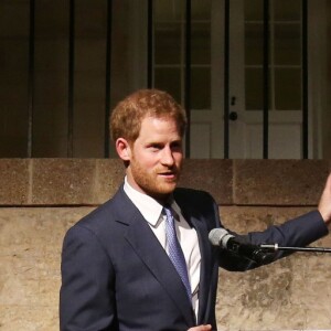 Le prince Harry a visité le "Nelson's Dockyard" à Antigua, avant de rejoindre la réception de bienvenue, organisée par le gouverneur général Rodney Williams à la Clarence House, à l'occasion de son voyage officiel de 15 jours dans les Caraïbes. Le 20 novembre 2016  Prince Harry delivers a speech during a welcome reception hosted by the Governor General, His Excellency Sir Rodney Williams, at Clarence House, Antigua, at the start of his 15 day tour of the Caribbean.20/11/2016 - Antigua