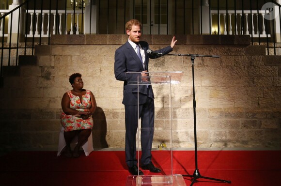 Le prince Harry a visité le "Nelson's Dockyard" à Antigua, avant de rejoindre la réception de bienvenue, organisée par le gouverneur général Rodney Williams à la Clarence House, à l'occasion de son voyage officiel de 15 jours dans les Caraïbes. Le 20 novembre 2016  Prince Harry delivers a speech during a welcome reception hosted by the Governor General, His Excellency Sir Rodney Williams, at Clarence House, Antigua, at the start of his 15 day tour of the Caribbean.20/11/2016 - Antigua