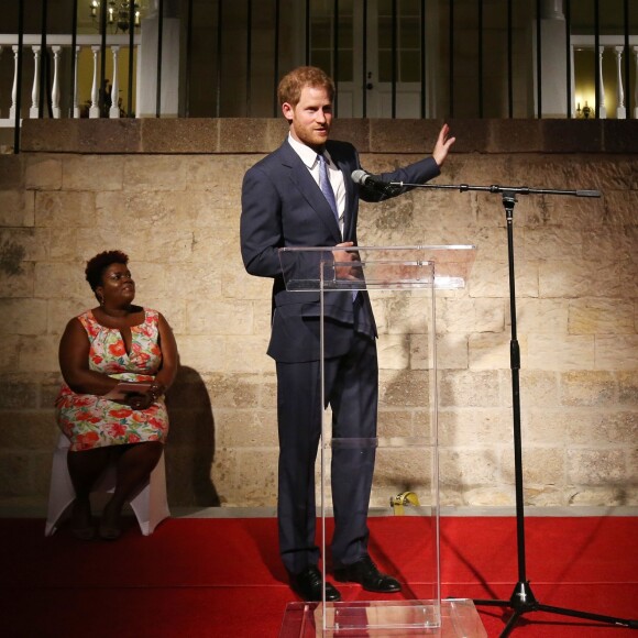 Le prince Harry a visité le "Nelson's Dockyard" à Antigua, avant de rejoindre la réception de bienvenue, organisée par le gouverneur général Rodney Williams à la Clarence House, à l'occasion de son voyage officiel de 15 jours dans les Caraïbes. Le 20 novembre 2016  Prince Harry delivers a speech during a welcome reception hosted by the Governor General, His Excellency Sir Rodney Williams, at Clarence House, Antigua, at the start of his 15 day tour of the Caribbean.20/11/2016 - Antigua