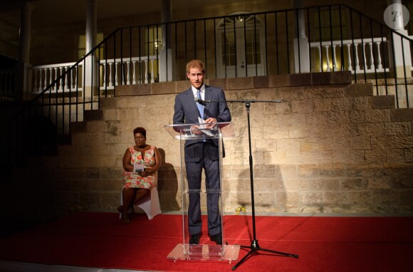 Le prince Harry a visité le "Nelson's Dockyard" à Antigua, avant de rejoindre la réception de bienvenue, organisée par le gouverneur général Rodney Williams à la Clarence House, à l'occasion de son voyage officiel de 15 jours dans les Caraïbes. Le 20 novembre 2016  Prince Harry attends a reception hosted by the Governor General, Sir Rodney Williams, at the newly renovated Clarence House on the first day of an official visit on November 20, 2016 in Antigua, Antigua and Barbuda. Prince Harry's visit to The Caribbean marks the 35th Anniversary of Independence in Antigua and Barbuda and the 50th Anniversary of Independence in Barbados and Guyana.20/11/2016 - Antigua