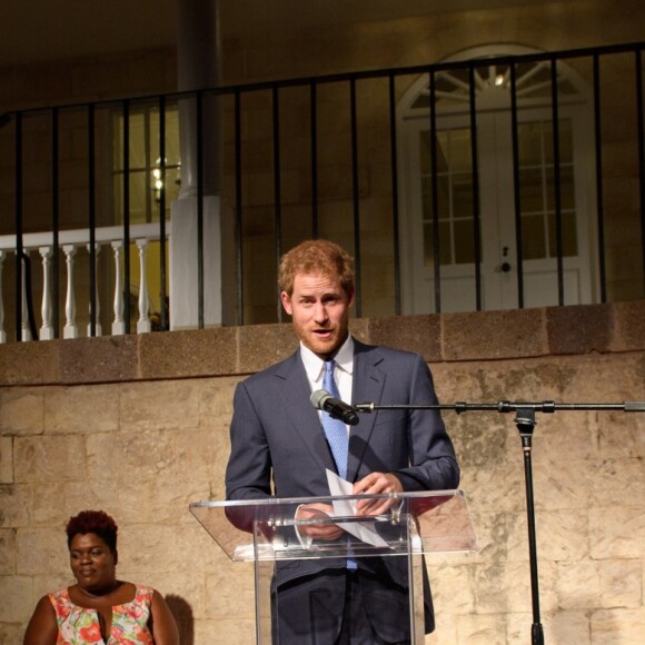 Le prince Harry a visité le "Nelson's Dockyard" à Antigua, avant de rejoindre la réception de bienvenue, organisée par le gouverneur général Rodney Williams à la Clarence House, à l'occasion de son voyage officiel de 15 jours dans les Caraïbes. Le 20 novembre 2016  Prince Harry attends a reception hosted by the Governor General, Sir Rodney Williams, at the newly renovated Clarence House on the first day of an official visit on November 20, 2016 in Antigua, Antigua and Barbuda. Prince Harry's visit to The Caribbean marks the 35th Anniversary of Independence in Antigua and Barbuda and the 50th Anniversary of Independence in Barbados and Guyana.20/11/2016 - Antigua