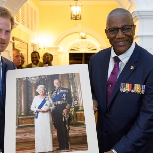 Le prince Harry a visité le "Nelson's Dockyard" à Antigua, avant de rejoindre la réception de bienvenue, organisée par le gouverneur général Rodney Williams à la Clarence House, à l'occasion de son voyage officiel de 15 jours dans les Caraïbes. Le 20 novembre 2016  Prince Harry attends a reception hosted by the Governor General, Sir Rodney Williams, at the newly renovated Clarence House on the first day of an official visit on November 20, 2016 in Antigua, Antigua and Barbuda. Prince Harry's visit to The Caribbean marks the 35th Anniversary of Independence in Antigua and Barbuda and the 50th Anniversary of Independence in Barbados and Guyana.20/11/2016 - Antigua