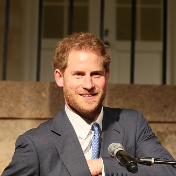 Le prince Harry a visité le "Nelson's Dockyard" à Antigua, avant de rejoindre la réception de bienvenue, organisée par le gouverneur général Rodney Williams à la Clarence House, à l'occasion de son voyage officiel de 15 jours dans les Caraïbes. Le 20 novembre 2016  Prince Harry, makes a speech as he attends a welcome reception hosted by the General, His Excellency Sir Rodney Williams, at Clarence House, Antigua, at the start of his 15 day tour of the Caribbean.20/11/2016 - Antigua