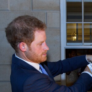 Le prince Harry a visité le "Nelson's Dockyard" à Antigua, avant de rejoindre la réception de bienvenue, organisée par le gouverneur général Rodney Williams à la Clarence House, à l'occasion de son voyage officiel de 15 jours dans les Caraïbes. Le 20 novembre 2016  Prince Harry attends a reception hosted by the Governor General, Sir Rodney Williams, at the newly renovated Clarence House on the first day of an official visit on November 20, 2016 in Antigua, Antigua and Barbuda. Prince Harry's visit to The Caribbean marks the 35th Anniversary of Independence in Antigua and Barbuda and the 50th Anniversary of Independence in Barbados and Guyana.20/11/2016 - Antigua