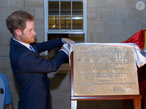 Le prince Harry a visité le "Nelson's Dockyard" à Antigua, avant de rejoindre la réception de bienvenue, organisée par le gouverneur général Rodney Williams à la Clarence House, à l'occasion de son voyage officiel de 15 jours dans les Caraïbes. Le 20 novembre 2016  Prince Harry attends a reception hosted by the Governor General, Sir Rodney Williams, at the newly renovated Clarence House on the first day of an official visit on November 20, 2016 in Antigua, Antigua and Barbuda. Prince Harry's visit to The Caribbean marks the 35th Anniversary of Independence in Antigua and Barbuda and the 50th Anniversary of Independence in Barbados and Guyana.20/11/2016 - Antigua