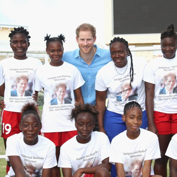 Le prince Harry a rencontré des jeunes lors de sa visite au stade Sir Vivian Richards à North Sound, à l'occasion de son voyage officiel de 15 jours dans les Caraïbes. Le 21 novembre 2016  Prince Harry attends a youth sports festival at the Sir Vivian Richards Stadium in North Sound, Antigua, on the second day of his tour of the Caribbean.21/11/2016 - North Sound