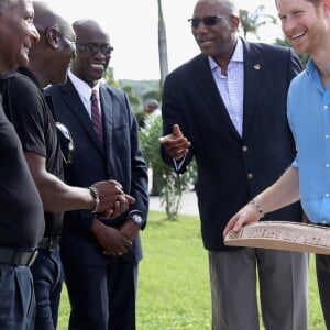 Sir Curtly Ambrose, Sir Anderson Roberts et Sir Vivian Richards - Le prince Harry a rencontré des jeunes lors de sa visite au stade Sir Vivian Richards à North Sound, à l'occasion de son voyage officiel de 15 jours dans les Caraïbes. Le 21 novembre 2016  Prince Harry meets cricket legends Sir Curtly Ambrose (left), Sir Anderson Roberts (second left) and Sir Vivian Richards (third left) as he attends a youth sports festival at the Sir Vivian Richards Stadium in North Sound, Antigua, on the second day of his tour of the Caribbean.21/11/2016 - North Sound