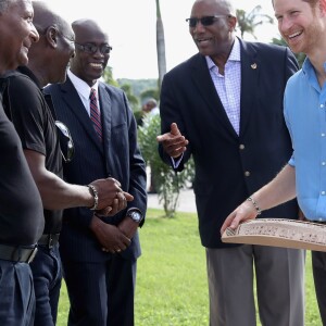 Sir Curtly Ambrose, Sir Anderson Roberts et Sir Vivian Richards - Le prince Harry a rencontré des jeunes lors de sa visite au stade Sir Vivian Richards à North Sound, à l'occasion de son voyage officiel de 15 jours dans les Caraïbes. Le 21 novembre 2016  Prince Harry meets cricket legends Sir Curtly Ambrose (left), Sir Anderson Roberts (second left) and Sir Vivian Richards (third left) as he attends a youth sports festival at the Sir Vivian Richards Stadium in North Sound, Antigua, on the second day of his tour of the Caribbean.21/11/2016 - North Sound