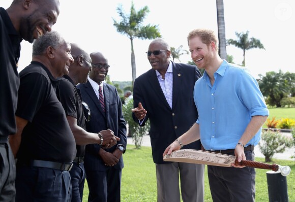 Sir Curtly Ambrose, Sir Anderson Roberts et Sir Vivian Richards - Le prince Harry a rencontré des jeunes lors de sa visite au stade Sir Vivian Richards à North Sound, à l'occasion de son voyage officiel de 15 jours dans les Caraïbes. Le 21 novembre 2016  Prince Harry meets cricket legends Sir Curtly Ambrose (left), Sir Anderson Roberts (second left) and Sir Vivian Richards (third left) as he attends a youth sports festival at the Sir Vivian Richards Stadium in North Sound, Antigua, on the second day of his tour of the Caribbean.21/11/2016 - North Sound