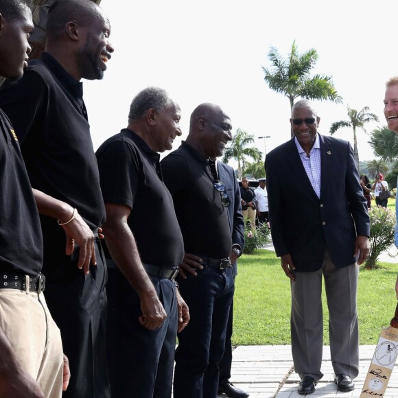 Sir Curtly Ambrose, Sir Anderson Roberts et Sir Vivian Richards - Le prince Harry a rencontré des jeunes lors de sa visite au stade Sir Vivian Richards à North Sound, à l'occasion de son voyage officiel de 15 jours dans les Caraïbes. Le 21 novembre 2016  Prince Harry meets cricket legends Sir Curtly Ambrose (second left), Sir Anderson Roberts (third left) and Sir Vivian Richards (fourth left) as he attends a youth sports festival at the Sir Vivian Richards Stadium in North Sound, Antigua, on the second day of his tour of the Caribbean.21/11/2016 - North Sound