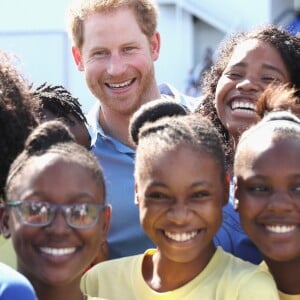 Le prince Harry rencontre des jeunes au stade de cricket Sir Vivian Richards pendant le festival des sports pour la jeunesse à Saint John's, le 21 novembre 2016 à l'occasion de son deuxième jour de son voyage officiel de 15 jours dans les Caraïbes?  Prince Harry meets a group of children as he attends a youth sports festival at the Sir Vivian Richards Stadium in North Sound, Antigua, on the second day of his tour of the Caribbean.21/11/2016 - North Sound