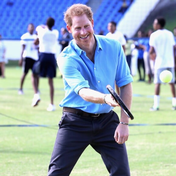 Le prince Harry participe au festival de sport de la jeunesse à Antigua-et-Barbuda au stade Sir Vivian Richards Stadium le 21 novembre 2016.  Prince Harry plays tennis as he attends a youth sports festival at the Sir Vivian Richards Stadium in North Sound, Antigua, on the second day of his tour of the Caribbean.21/11/2016 - North Sound