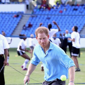 Le prince Harry participe au festival de sport de la jeunesse à Antigua-et-Barbuda au stade Sir Vivian Richards Stadium le 21 novembre 2016.  Prince Harry plays tennis as he attends a youth sports festival at the Sir Vivian Richards Stadium in North Sound, Antigua, on the second day of his tour of the Caribbean.21/11/2016 - North Sound