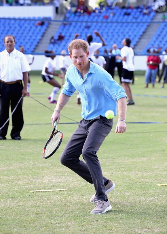 Le prince Harry participe au festival de sport de la jeunesse à Antigua-et-Barbuda au stade Sir Vivian Richards Stadium le 21 novembre 2016.  Prince Harry plays tennis as he attends a youth sports festival at the Sir Vivian Richards Stadium in North Sound, Antigua, on the second day of his tour of the Caribbean.21/11/2016 - North Sound