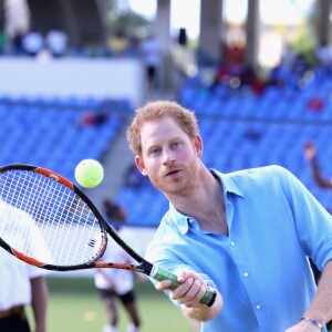 Le prince Harry participe au festival de sport de la jeunesse à Antigua-et-Barbuda au stade Sir Vivian Richards Stadium le 21 novembre 2016.  Prince Harry plays tennis as he attends a youth sports festival at the Sir Vivian Richards Stadium in North Sound, Antigua, on the second day of his tour of the Caribbean.21/11/2016 - North Sound