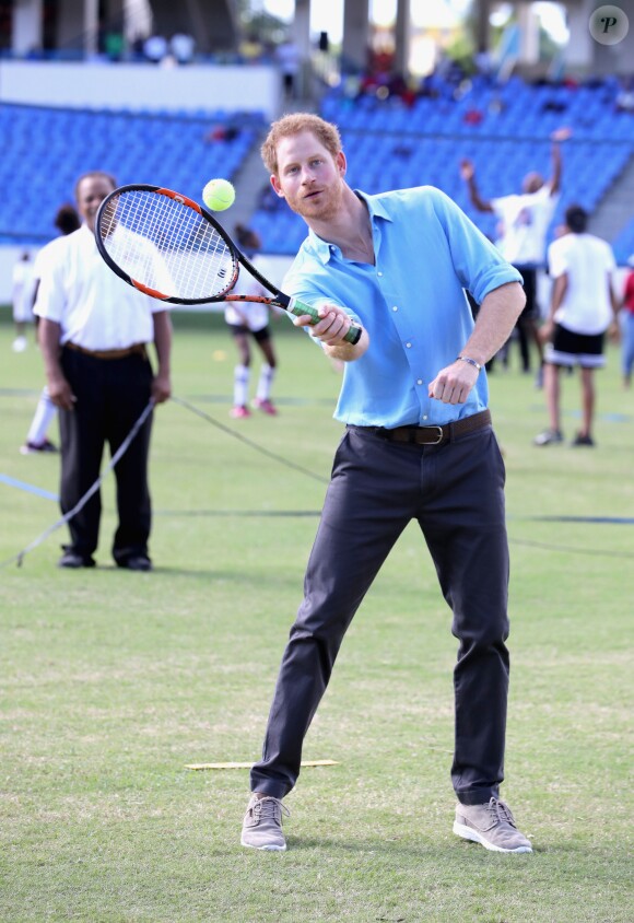 Le prince Harry participe au festival de sport de la jeunesse à Antigua-et-Barbuda au stade Sir Vivian Richards Stadium le 21 novembre 2016.  Prince Harry plays tennis as he attends a youth sports festival at the Sir Vivian Richards Stadium in North Sound, Antigua, on the second day of his tour of the Caribbean.21/11/2016 - North Sound