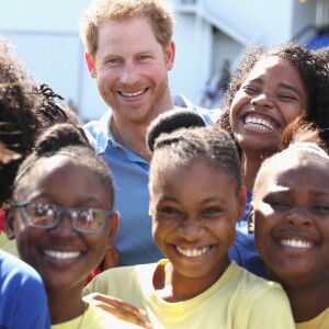 Le prince Harry participe au festival de sport de la jeunesse à Antigua-et-Barbuda au stade Sir Vivian Richards Stadium le 21 novembre 2016.  Prince Harry meets a group of children as he attends a youth sports festival at the Sir Vivian Richards Stadium in North Sound, Antigua, on the second day of his tour of the Caribbean.21/11/2016 - North Sound