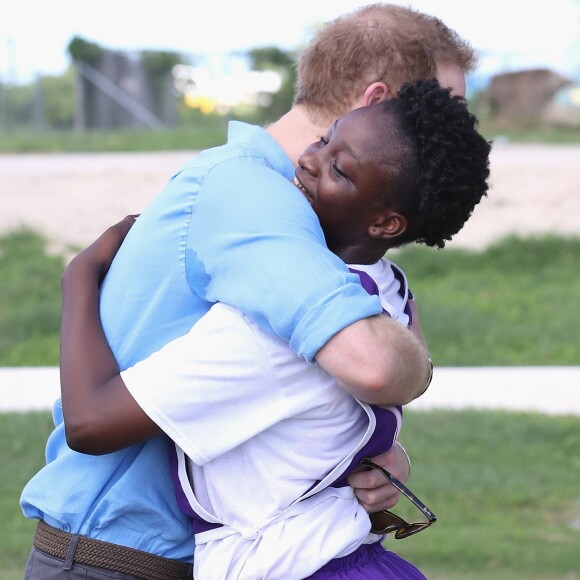 Le prince Harry participe au festival de sport de la jeunesse à Antigua-et-Barbuda au stade Sir Vivian Richards Stadium le 21 novembre 2016.  Prince Harry hugs a girl as he attends a youth sports festival at the Sir Vivian Richards Stadium in North Sound, Antigua, on the second day of his tour of the Caribbean.21/11/2016 - North Sound