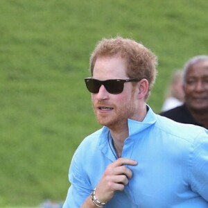 Le prince Harry participe au festival de sport de la jeunesse à Antigua-et-Barbuda au stade Sir Vivian Richards Stadium le 21 novembre 2016.  Prince Harry plays cricket as he attends a youth sports festival at the Sir Vivian Richards Stadium in North Sound, Antigua, on the second day of his tour of the Caribbean.21/11/2016 - North Sound