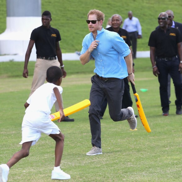 Le prince Harry participe au festival de sport de la jeunesse à Antigua-et-Barbuda au stade Sir Vivian Richards Stadium le 21 novembre 2016.  Prince Harry plays cricket as he attends a youth sports festival at the Sir Vivian Richards Stadium in North Sound, Antigua, on the second day of his tour of the Caribbean.21/11/2016 - North Sound