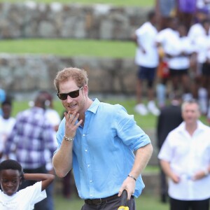 Le prince Harry participe au festival de sport de la jeunesse à Antigua-et-Barbuda au stade Sir Vivian Richards Stadium le 21 novembre 2016.  Prince Harry plays cricket as he attends a youth sports festival at the Sir Vivian Richards Stadium in North Sound, Antigua, on the second day of his tour of the Caribbean.21/11/2016 - North Sound