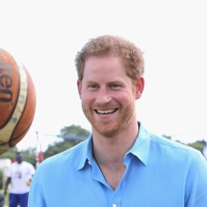 Le prince Harry participe au festival de sport de la jeunesse à Antigua-et-Barbuda au stade Sir Vivian Richards Stadium le 21 novembre 2016.  Prince Harry plays netball as he attends a youth sports festival at the Sir Vivian Richards Stadium in North Sound, Antigua, on the second day of his tour of the Caribbean.21/11/2016 - North Sound