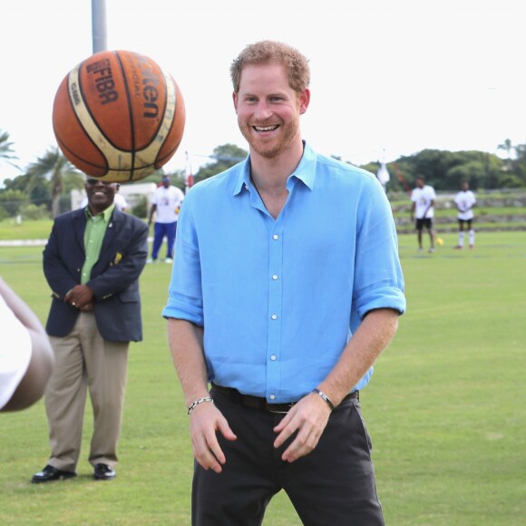 Le prince Harry participe au festival de sport de la jeunesse à Antigua-et-Barbuda au stade Sir Vivian Richards Stadium le 21 novembre 2016.  Prince Harry plays netball as he attends a youth sports festival at the Sir Vivian Richards Stadium in North Sound, Antigua, on the second day of his tour of the Caribbean.21/11/2016 - North Sound