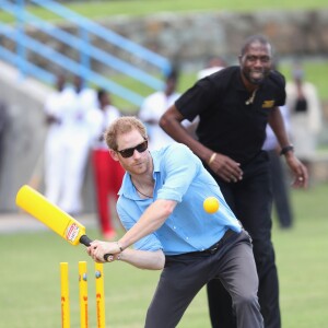 Le prince Harry participe au festival de sport de la jeunesse à Antigua-et-Barbuda au stade Sir Vivian Richards Stadium le 21 novembre 2016.  Prince Harry plays cricket with Sir Curtly Ambrose as he attends a youth sports festival at the Sir Vivian Richards Stadium in North Sound, Antigua, on the second day of his tour of the Caribbean.21/11/2016 - North Sound