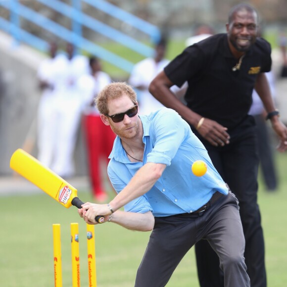 Le prince Harry participe au festival de sport de la jeunesse à Antigua-et-Barbuda au stade Sir Vivian Richards Stadium le 21 novembre 2016.  Prince Harry plays cricket with Sir Curtly Ambrose as he attends a youth sports festival at the Sir Vivian Richards Stadium in North Sound, Antigua, on the second day of his tour of the Caribbean.21/11/2016 - North Sound