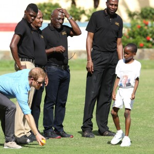 Le prince Harry en visite avec les célèbres joueurs de cricket Sir Viv Richards Sir Garfield Sobers et Curtley Ambrose lors d'un entraînement d'enfants au stade de cricket Sir Vivian Richards à Saint John's, le 21 novembre 2016 à l'occasion de son voyage officiel de 15 jours dans les Caraïbes.  Prince Harry joined West Indian and Antiguan cricketing greats Sir Viv Richards Sir Garfield Sobers and Curtley Ambrose at the Sir Vivian Richards Cricket Stadium in Saint John's on November 21, 2016 showcasing Antiguan and Barbuda's national sports and how they can empower and engage young people21/11/2016 - Saint John's