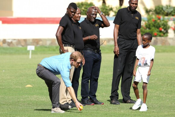Le prince Harry en visite avec les célèbres joueurs de cricket Sir Viv Richards Sir Garfield Sobers et Curtley Ambrose lors d'un entraînement d'enfants au stade de cricket Sir Vivian Richards à Saint John's, le 21 novembre 2016 à l'occasion de son voyage officiel de 15 jours dans les Caraïbes.  Prince Harry joined West Indian and Antiguan cricketing greats Sir Viv Richards Sir Garfield Sobers and Curtley Ambrose at the Sir Vivian Richards Cricket Stadium in Saint John's on November 21, 2016 showcasing Antiguan and Barbuda's national sports and how they can empower and engage young people21/11/2016 - Saint John's