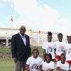 Le prince Harry participe au festival de sport de la jeunesse à Antigua-et-Barbuda au stade Sir Vivian Richards Stadium le 21 novembre 2016.  Prince Harry poses for a picture with a girls' football team as he attends a youth sports festival at the Sir Vivian Richards Stadium in North Sound, Antigua, on the second day of his tour of the Caribbean.21/11/2016 - North Sound